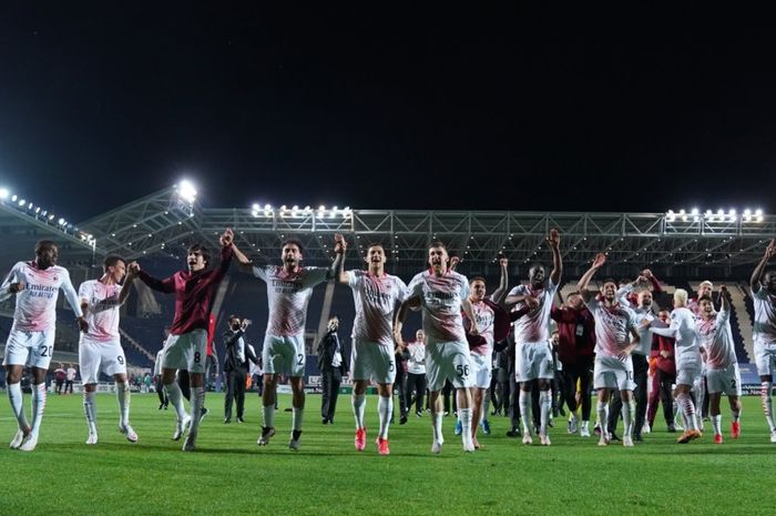 AC Milan merayakan keberhasilan lolos ke Liga Champions 2021-2022.