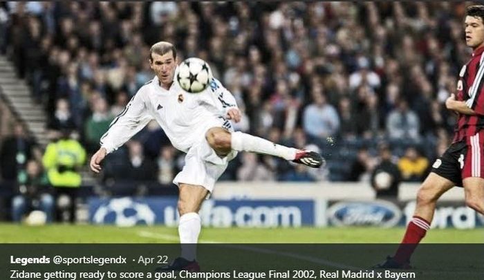 Gelandang Real Madrid, Zinedine Zidane, menjebol gawang Bayer Leverkusen dalam final Liga Champions 2002.