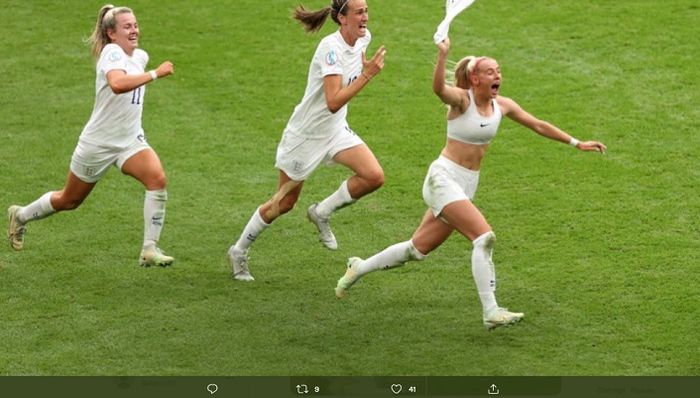 Selebrasi buka baju Chloe Kelly usai cetak gol penentu gelar juara EURO 2022 timnas Wanita Inggris.