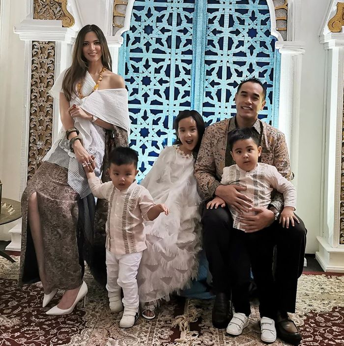 Gaya Nia Ramadhani saat lebaran