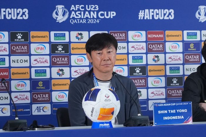 Pelatih timnas U-23 Indonesia, Shin Tae-yong usai kalah 0-2 dari Qatar di laga perdana Piala Asia U-23 2024 dalam konferensi pers, Senin (15/4/2024).