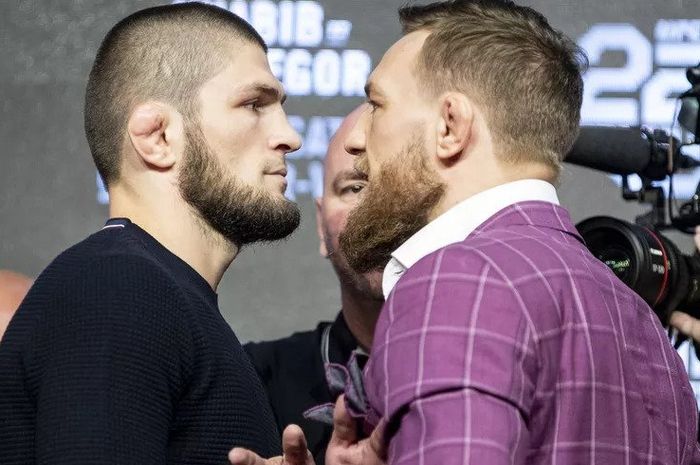 Khabib Nurmagomedov (kiri) dan Conor McGregor (kanan)