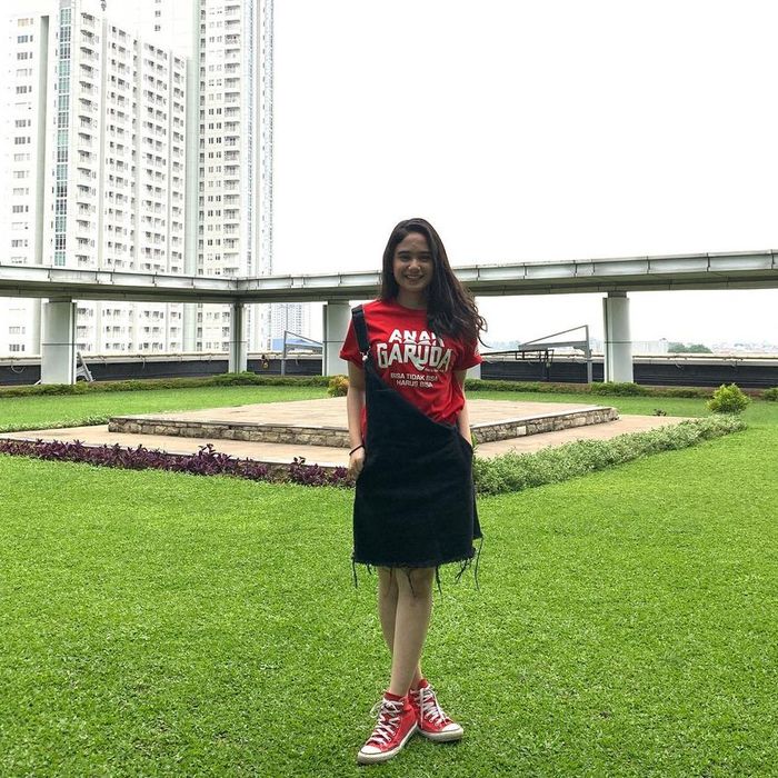 Kecenya 4 OOTD Simpel Tissa Biani dengan 1 Model Sneakers Converse Merah! -  Semua Halaman - CewekBanget