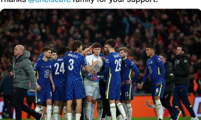 Para pemain Chelsea menghibur kiper mereka, Kepa Arrizabalaga (tengah), usai final Piala Liga Inggris di Stadion Wembley, London, Inggris, Minggu (27/2/2022) waktu setempat atau Senin dini hari WIB