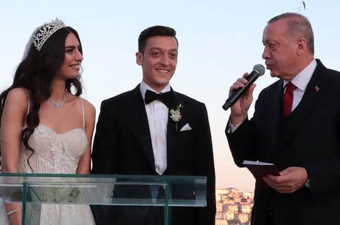 Video pernikahan Mesut Oezil dengan seorang model yang juga mantan Miss Turki