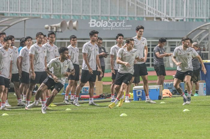 (Barisan depan dari kiri ke kanan) Yakob Sayuri, Egy Maulana Vikri, dan Marc Klok sedang berlatih bersama skuad timnas Indonesia di Stadion Pakansari, Bogor, Jawa Barat, 26 September 2022.