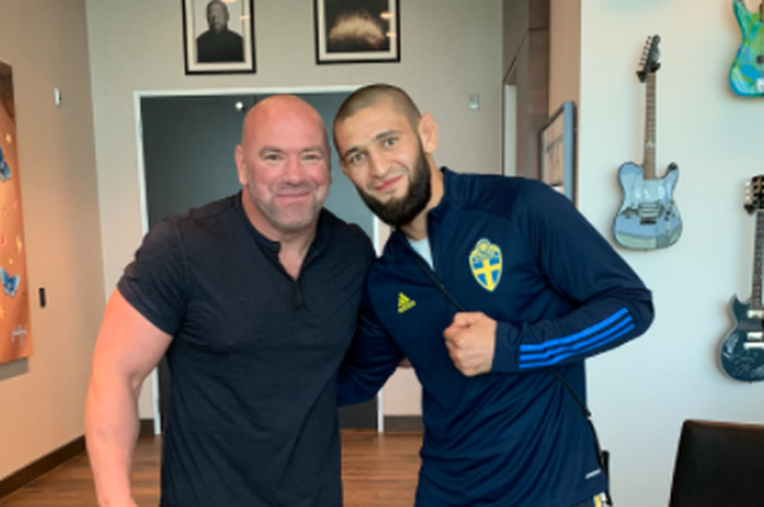 Presiden UFC, Dana White (kiri), bersama monster barunya, Khamzat Chimaev (kanan). 