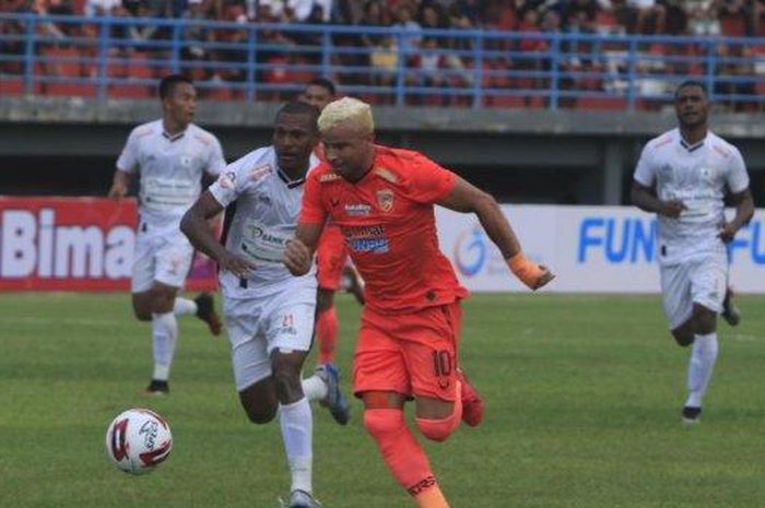 Pemain Borneo FC, Diogo Campos, dibayangi oleh pemain Persipura Jayapura, Yustinus Pae, dalam laga pekan kedua Shopee Liga 1 2020, Sabtu (7/3/2020).