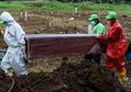 Deg-degan Bak Nonton Sinetron Azab, Viral Detik-detik Petugas Pemakaman Terjatuh di Liah Lahat Bersama Peti Jenazah, Warga Sontak Berteriakan