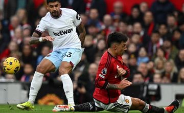 Lisandro Martinez (kanan) mengalami cedera saat Manchester United mengalahkan West Ham United pada Liga Inggris 2023-2024.