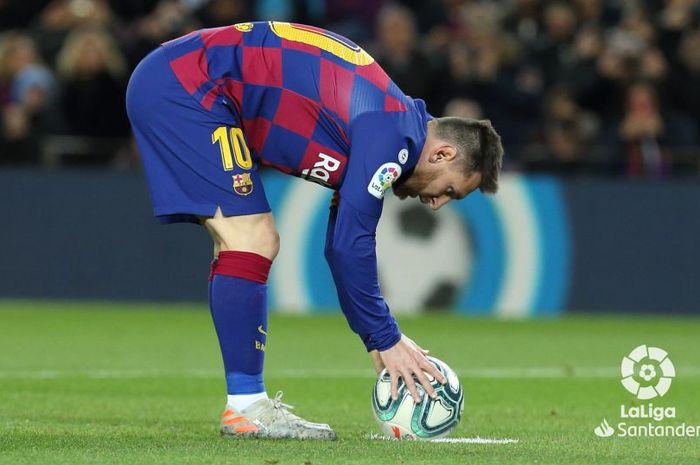 Lionel Messi saat akan mengambil tendangan penalti pada laga melawan Celta Vigo, di Camp Nou, pada laga pekan ke-13 Liga Spanyol, Sabtu (9/11/2019).