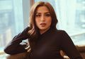 Seksinya Gaya Halloween Jessica Iskandar Kenakan Sport Bra dan Jaket Motif Army Melorot, Cantik Banget!