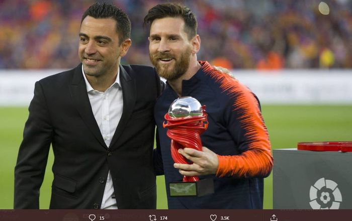 Lionel Messi (kanan) dan legenda Barcelona, Xavi. Messi meraih gelar top scorer LaLiga musim ini.