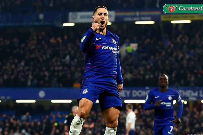 Penyerang Chelsea, Eden Hazard, merayakan gol yang dicetak ke gawang Tottenham Hotspur dalam laga kedua semifinal Piala Liga Inggris di Stadion Stamford Bridge, London pada 24 januari 2019.