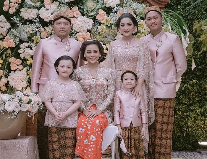 Foto keluarga Anang Hermansyah saat acara siraman Aurel.