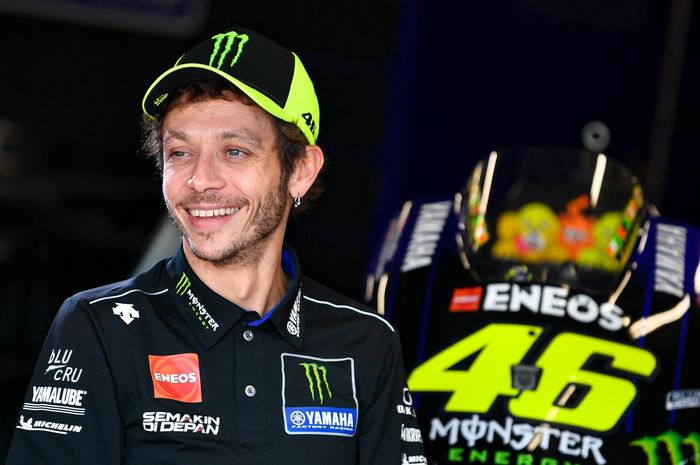 Pembalap Monster Energy Yamaha, Valentino Rossi, saat menjalani wawancara jelang mengikuti GP ke-400 dalam kariernya pada MotoGP Australia di Sirkuit Phillip Island.