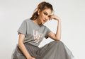 Tak Pernah Terlihat Jelek, Lihat Cantiknya Luna Maya dalam Balutan Dress Tanpa Lengan yang Seksi