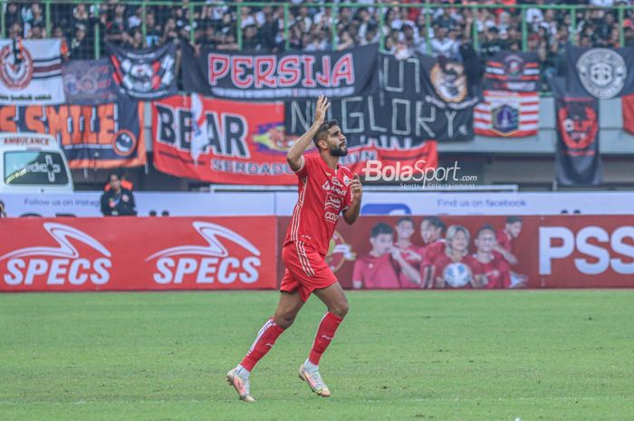 Penyerang Persija Jakarta, Abdulla Yusuf Abdulrahim Mohamed Helal, nampak emosional memasuki lapangan ketika bertanding di Stadion Patriot Candrabhaga, Bekasi, Jawa Barat, 31 Juli 2022.