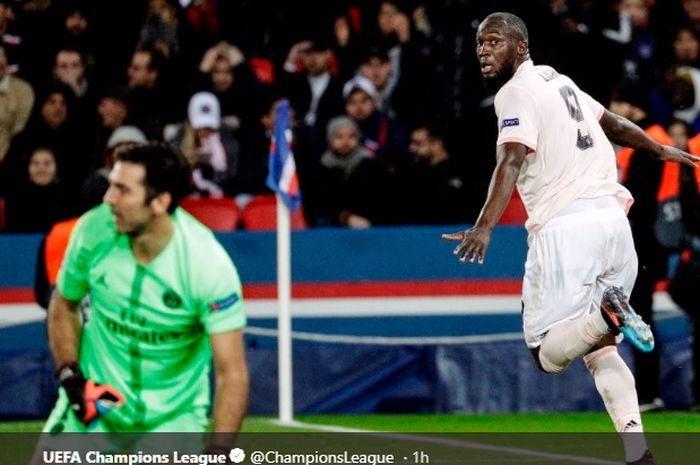 Ekspresi kiper Paris Saint-Germain, Gianluigi Buffon (kiri), seusai dibobol striker Manchester United, Romelu Lukaku, dalam laga leg kedua babak 16 besar Liga Champions di Stadion Parc des Princes, 6 Maret 2019.