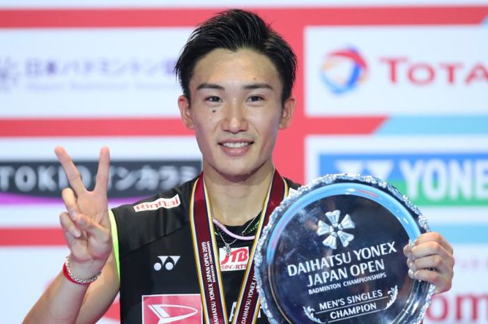 Selebrasi pemain tunggal putra Jepang, Kento Momota, saat sukses menjadi juara Japan Open 2019