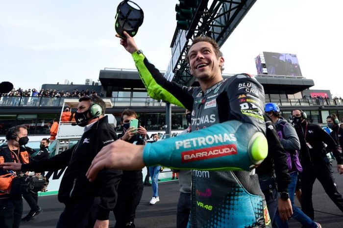 Pembalap Petronas Yamaha SRT, Valentino Rossi, turun di aspal sambil memberikan salam kepada penonton di Sirkuit Misano, Italia, Minggu (24/10/2021).