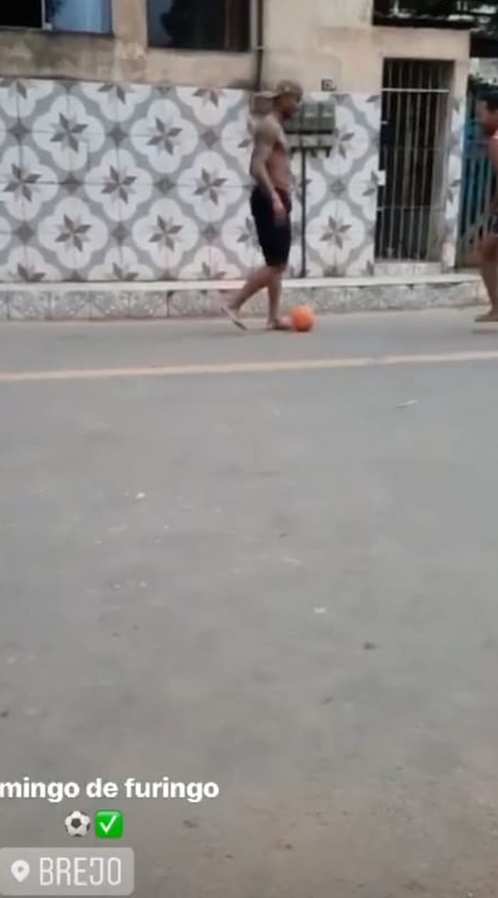 Striker Persib, Wander Luiz, menjalankan salah satu aktivitasnya di Brasil dengan bermain sepak bola jalanan