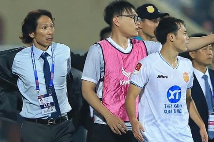 Pelatih CAHN, Gong Oh-kyun (kiri), melepas jasnya ketika terlibat keributan dengan pemain Nam Dinh di Liga Vietnam.