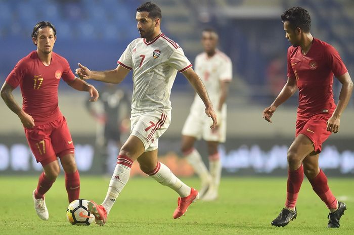 Striker Timnas Uni Emirat Arab (UEA) Ali Mabkhout saat dibayangi Irfan Bachdim dari Timnas Indonesia pada pertemuan pertama di Stadion Al Maktoum, Kamis (10/10/2019).