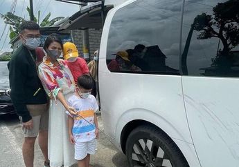Nyaris Kecelakaan, Ban Mobil Tya Ariestya Tertusuk Besi Hingga Sobek