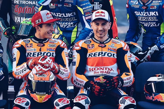 Marc Marquez (kiri) dan Jorge Lorenzo (kanan) saat menjalani sesi pemotretan di MotoGP Qatar 2019.