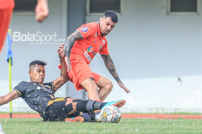 Bek sayap kiri Dewa United, Frendi Saputra (kiri), sedang menekel bola yang dikuasai striker Borneo FC bernama Stefano Lilipaly (kanan) dalam laga pekan ke-23 Liga 1 2023 di Stadion Indomilk, Tangerang, Banten, Rabu (8/2/2023) siang.