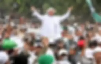 Imam Besar Front Pembela Islam (FPI), Habib Rizieq menyapa ribuan anggota FPI diiringi salawat.