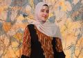 Cantik dan Nyentrik, Lihat Tampilan Fairuz A Rafiq dengan Tunik Brokat dan Kacamata Hitam yang Unik