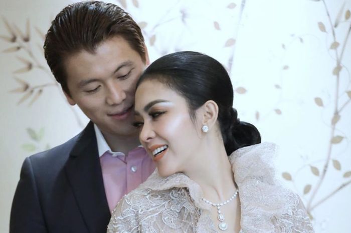 Dua Peramal Sebut Syahrini dan Reino Barack Segera 