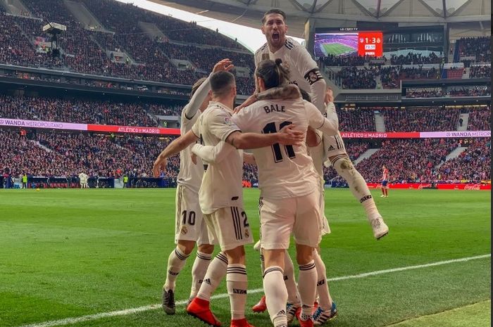 Para pemain Real Madrid merayakan gol Gareth Bale ke gawang Atletico Madrid dalam partai Liga Spanyol di Wanda Metropolitano, Sabtu (9/2/2019)