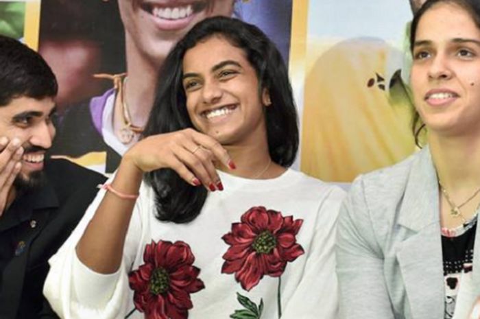 Kidambi Srikanth (kiri), Pusarla V Sindhu, dan Saina Nehwal, pebulu tangkis India.     