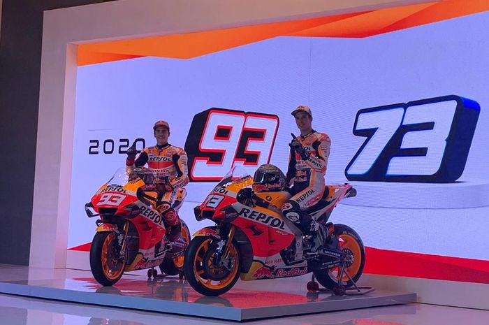 Pembalap Repsol Honda musim 2020, Marc Marquez (kiri) dan Alex Marquez, pada peluncuran tim di Jakarta, Indonesia, Selasa (4/2/2020).