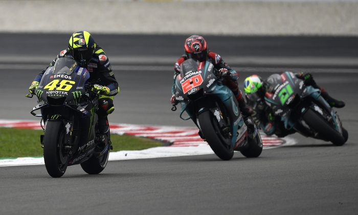 Valentino Rossi bersaing dengan pembalap tim Petronas Yamaha, Fabio Quartararo dan Franco Morbidelli di MotooGP Malaysia 2019