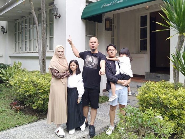 Tampilan Mulan Jameela saat berlibur bareng