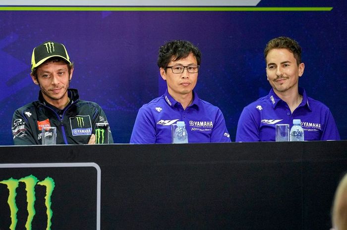 Valentino Rossi dan Jorge Lorenzo (kanan) pada peluncuran tim Monster Energy Yamaha di sirkuit Sepang, Malaysia, Kamis (6/2/2020)