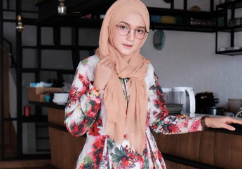 Hijaber Wajib Punya 8 Model Dress Floral Kekinian ala Selebgram Hijab!