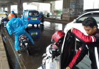 Jakarta Hujan, Ingat Naik Motor Berhenti Sembarangan Bisa Kena Denda