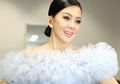 Syahrini Setia Dampingi Suami dan Mertua Kondangan Bersama, Tampilannya Pakai Kebaya Brokat Justru Curi Perhatian