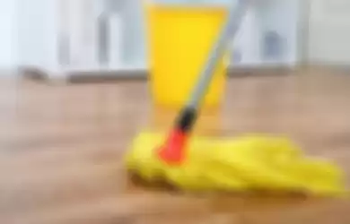 manfaat lemon dan air garam untuk mengepel lantai