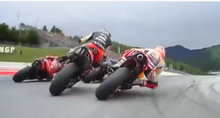 Tangkapan layar benturan antara Aleix Espargaro (Aprilia Gresini) dan Marc Marquez (Repsol Honda) pada balapan MotoGP Styria di Red Bull Ring, Austria, 8 Agustus 2021.