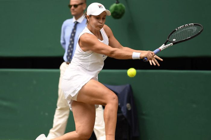 Petenis putri Australia, Ashleigh Barty, saat menjalani laga babak ketiga Wimbledon 2019.