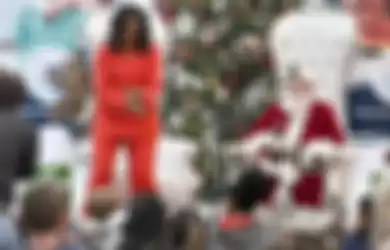 Michelle Obama lakukan tarian 'Orange Justice' Fortnite di depan anak-anak bersama Santa