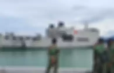 Kapal Rumah Sakit TNI AL KRI dr Suharso di perairan dermaga Lanal Mamuju, Sulawesi Barat, Selasa (19/1/2021). 