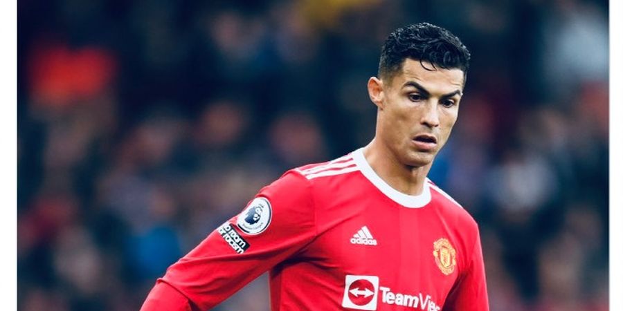 Jersey Ditarik Paksa Suporter Man United, Cristiano Ronaldo Cuma Nyengir