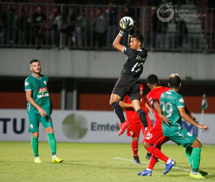 Kiper Semen Padang, Teja Paku Alam, menangkap bola mengamankan gawangnya pada laga kontra PSS Sleman pada pekan kedua Liga 1 2019 di Stadion Maguwoharjo, Sabtu (25/5/2019).